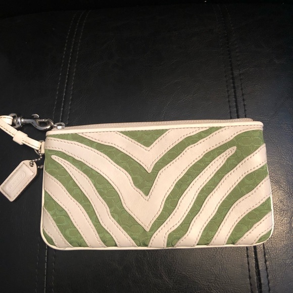 Coach Handbags - 💚 Coach Wristlet 💚